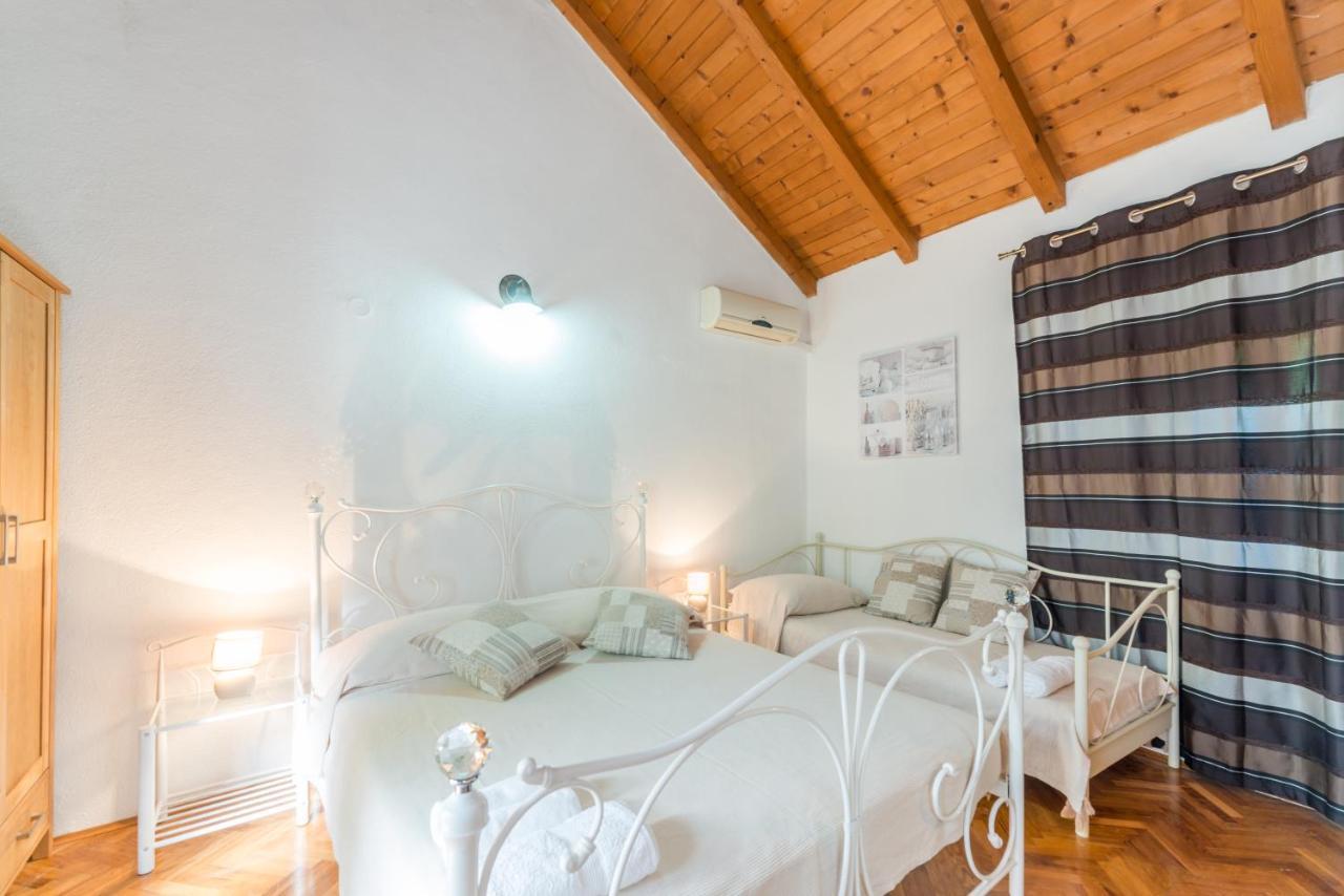 Apartmani Bugenvilija Brbinj Exterior foto