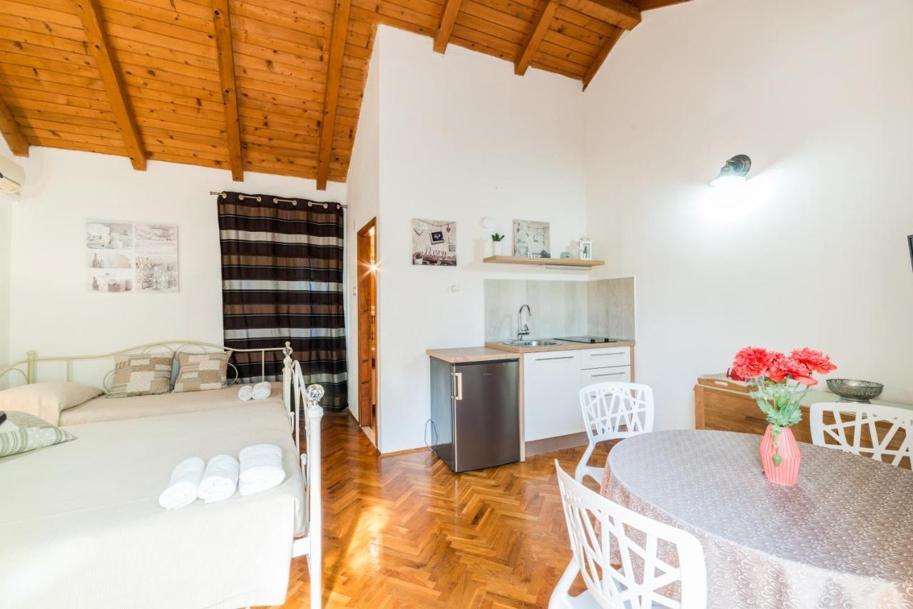 Apartmani Bugenvilija Brbinj Exterior foto